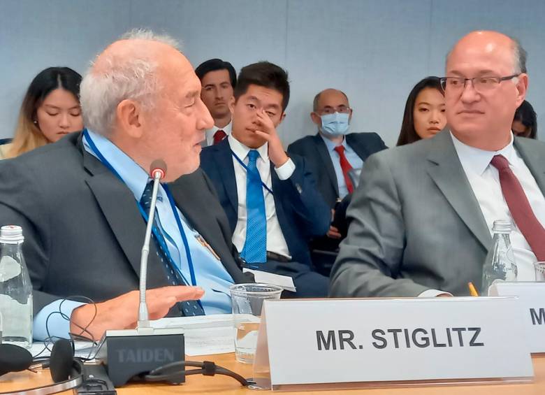 En las reuniones anuales del Fondo Monetario Internacional (FMI), el nobel y copresidente de la Comisión Independiente para la Reforma de la Tributación Internacional de Empresas (ICRICT), Joseph Stiglitz, destacó el proyecto de reforma tributaria de Colombia. FOTO tomada de Twitter