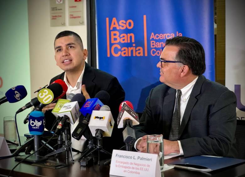 Jonathan Malagón, presidente de Asobancaria y Francisco Palmieri, encargado de negocios de la Embajada de los Estados Unidos en Colombia, expusieron la herramienta. Foto: Cortesía Asobancaria