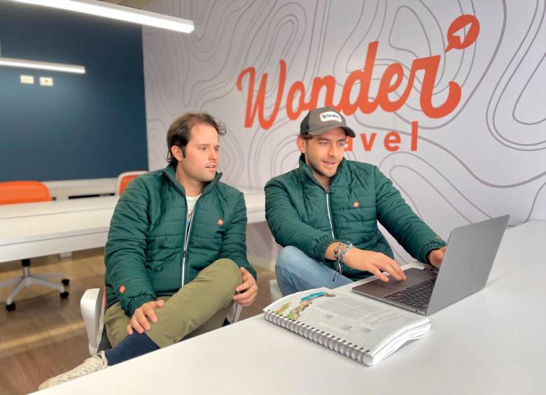 Ignacio González (izquierda) y Juan Pablo Gaviria dejaron sus empleos en banca de inversión y colocaron sus ahorros en el proyecto de Wonder Travel. Hoy día generan 15 empleos. FOTO cortesía