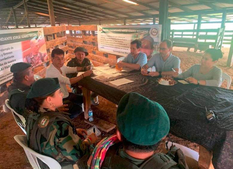 El comisionado Danilo Rueda se reunió con voceros de las disidencias de las Farc para explorar acercamientos.