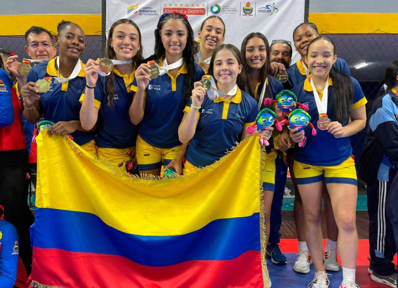 Este es el grupo de voleibol femenino que se quedó con la medalla de oro al vencer a Venezuela. FOTO cortesía 