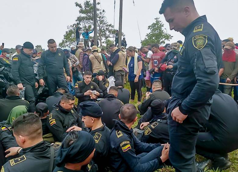 Durante casi 36 horas fueron secuestrados 78 policías y 6 civiles por la guardia campesina de San Vicente del Caguán. FOTO: Cortesía. 