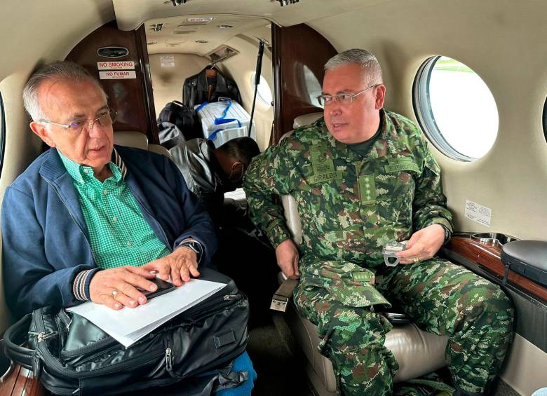 El ministro de Defensa, Iván Velásquez, se desplazó junto al comandante de las Fuerzas Militares, el general Helder Fernán Giraldo Bonilla, a San Vicente del Caguán. FOTO CORTESÍA