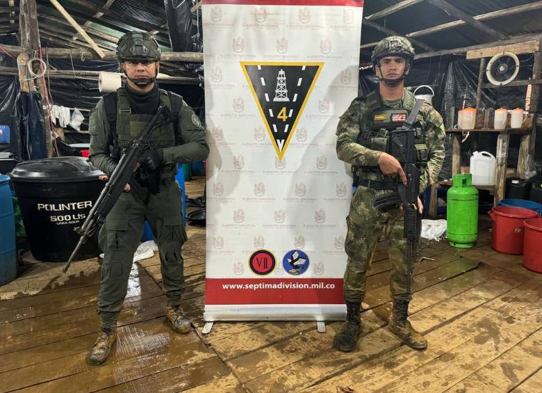 Hombres de la Fuerza Pública, durante la incautación del laboratorio en Sonsón. FOTO: Cortesía