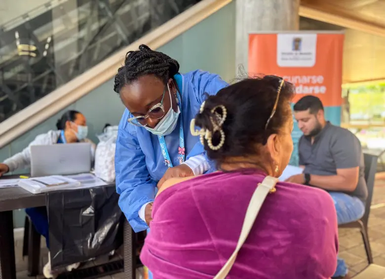 Quienes acudan a uno de los 80 puntos para esta jornada de vacunación podrán recibir las dosis del programa ampliado de inmunizaciones y dosis de refuerzo contra el covid-19. FOTO: Cortesía alcaldía de medellín