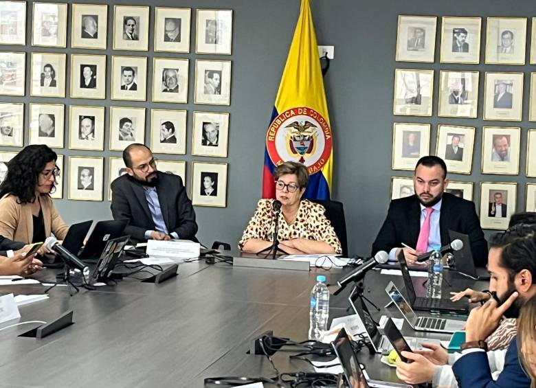 La ministra del Trabajo, Gloria Ramírez, lideró la mesa de la subcomisión de la reforma laboral, integrada por empresarios, sindicatos y expertos. FOTO cortesía