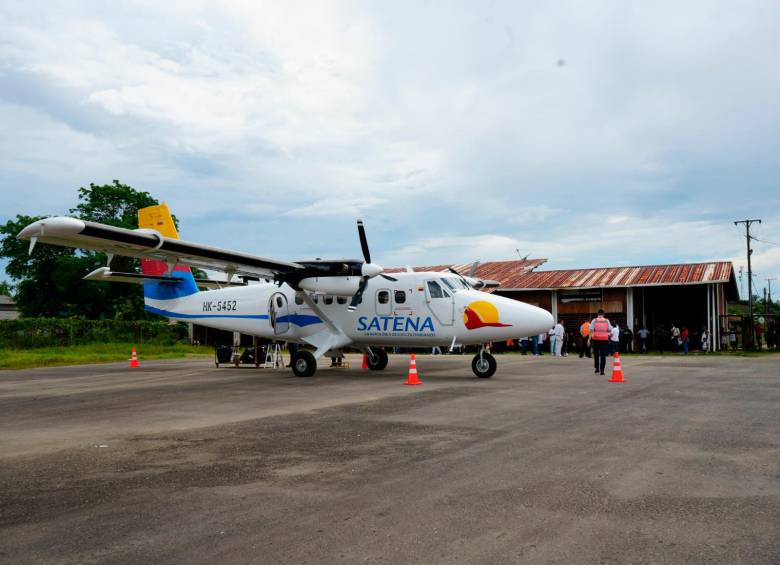 La presencia de personas en la pista y fallas en infraestructura motivaron a Satena a suspender temporalmente vuelos hacia el Pizarro, Chocó. FOTO cortesía Satena