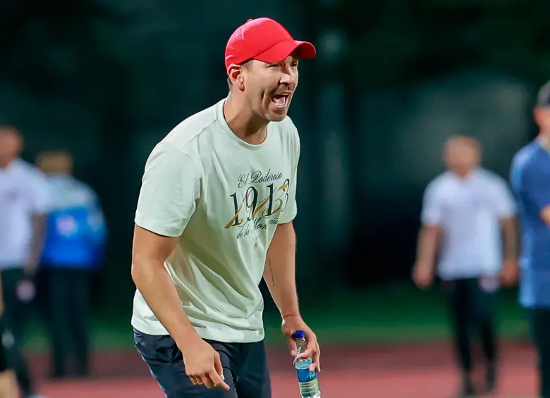 El entrenador antioqueño Sebastián Botero, quien habitualmente dirige al equipo sub-20, asumió su segundo interinato al frente del Medellín. Foto: Manuel Saldarriaga