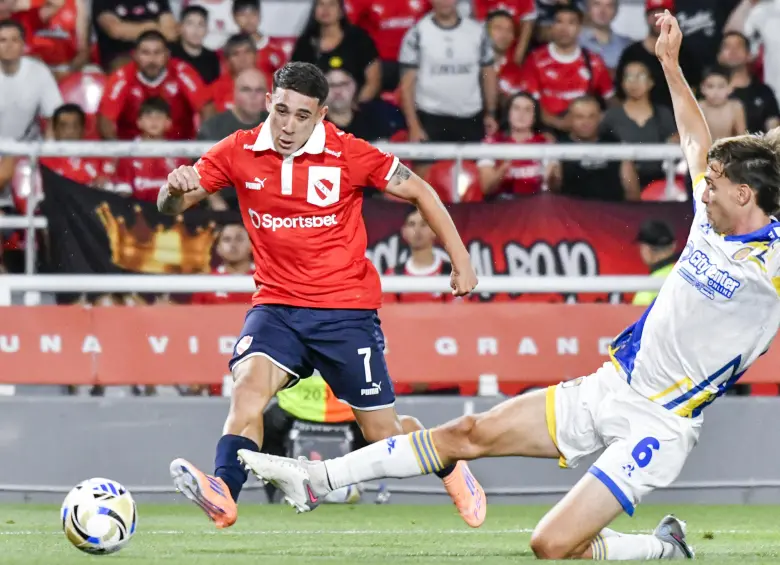 Santiago Montiel ganó el premio Puskas al mejor gol del año por su chilena con Independiente. FOTO: AFP. 