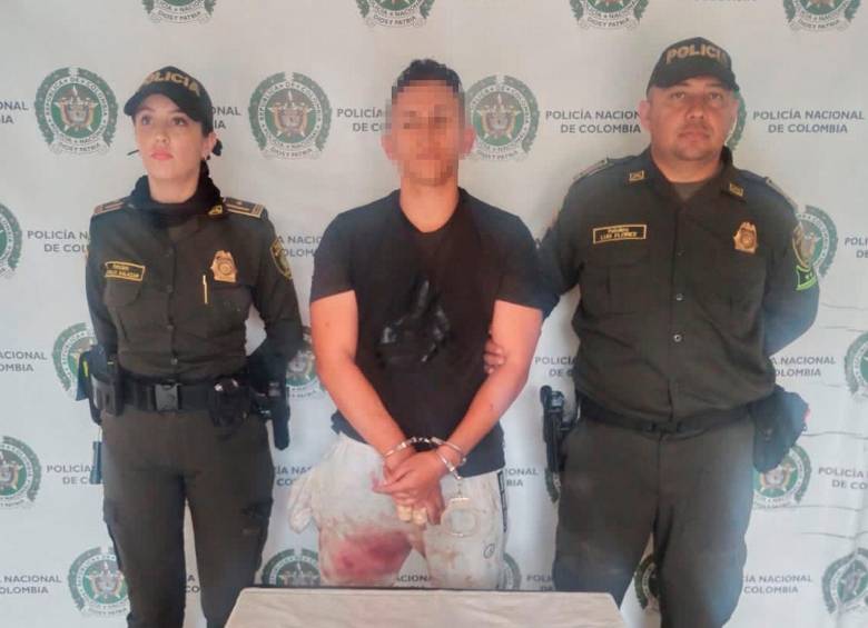 Duván Esteban Ruiz Rodríguez (centro), de 28 años, fue capturado por el ataque en el que murió su abuela y su mamá resultó herida en Girardota. FOTO: CORTESÍA POLICÍA METROPOLITANA