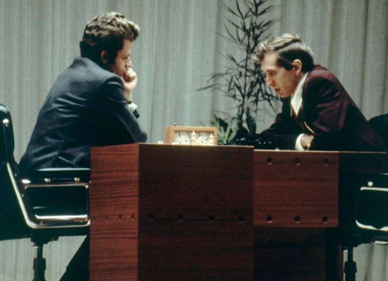 Boris Spassky, campeón soviético, espera el movimiento del estadounidense Bobby Fischer. FOTO efe.