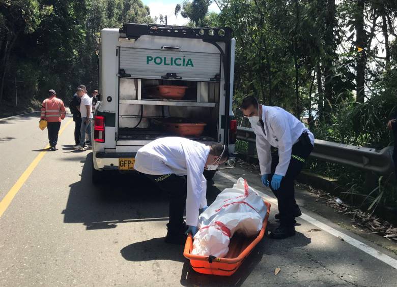 Este cuerpo lo encontró un vigilante en el kilómetro 1 de la vía Medellín-San Pedro de los Milagros, en San Cristóbal. Estaba al lado de una quebrada. FOTO: LAURA ROSA JIMÉNEZ VALENCIA