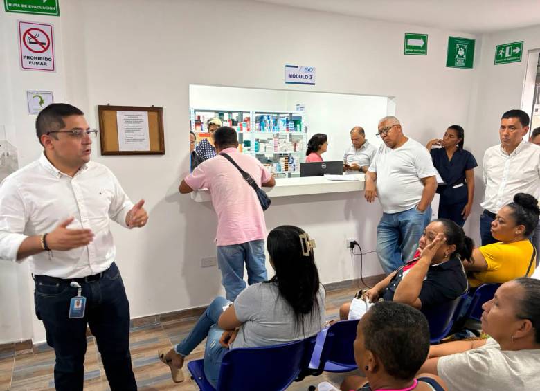 El agente interventor de Sanitas, Duver Vargas, durante una de las visitas a las sedes de los gestores farmacéuticos en La Guajira. FOTO CORTESÍA