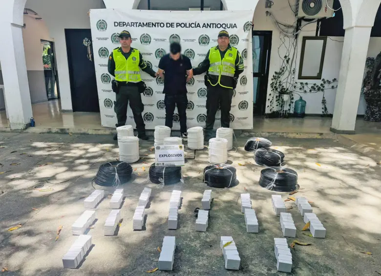 Incautación de explosivos escondidos en bultos de arroz en Antioquia. FOTO: CORTESÍA POLICÍA