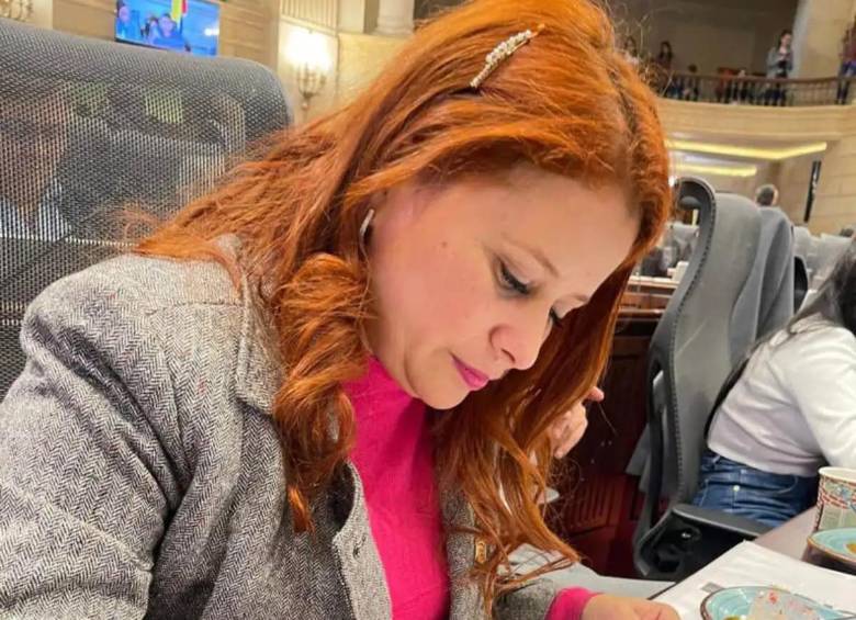 La congresista Mary Anne Perdomo, del Pacto Histórico, sorprende al apoyar la reforma constitucional que busca prohibir el aborto, generando controversia dentro de su propia coalición política. Foto: redes. 