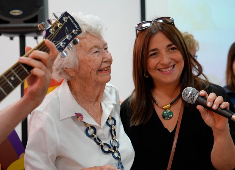Marlore Anwandter, a la izquierda, dedicó toda su vida a la pedagogía y la música. FOTO Cortesía Codisco