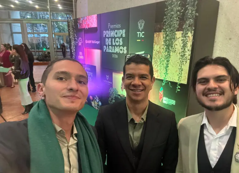 El equipo de Hizca, el guardián de los páramos, conformado por el docente Carlos Torres y los diseñadores industriales Andrés Castellanos Molina y Sebastián González Álvarez de la Universidad Javeriana. FOTO CORTESÍA