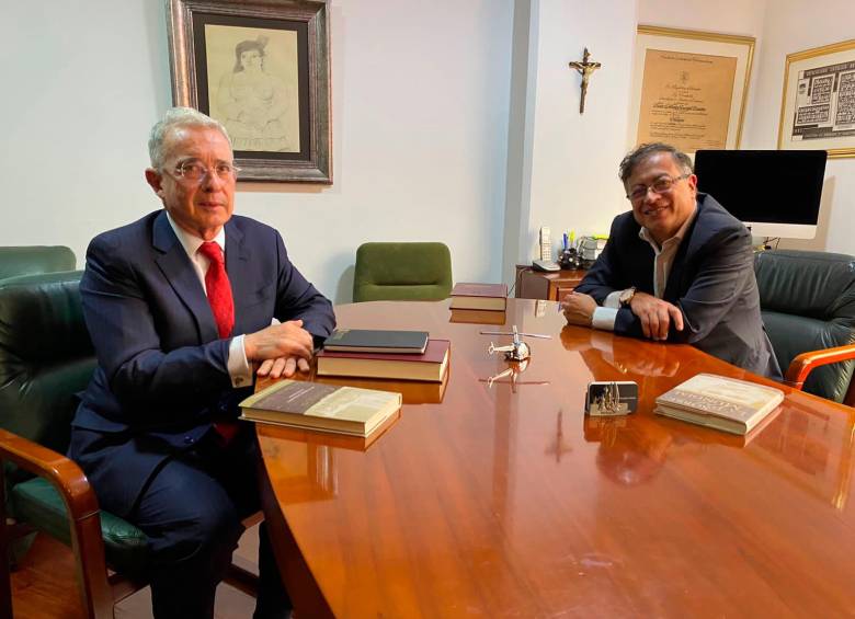 Álvaro Uribe y Gustavo Petro se reunieron en Bogotá este miércoles. FOTO: CORTESÍA