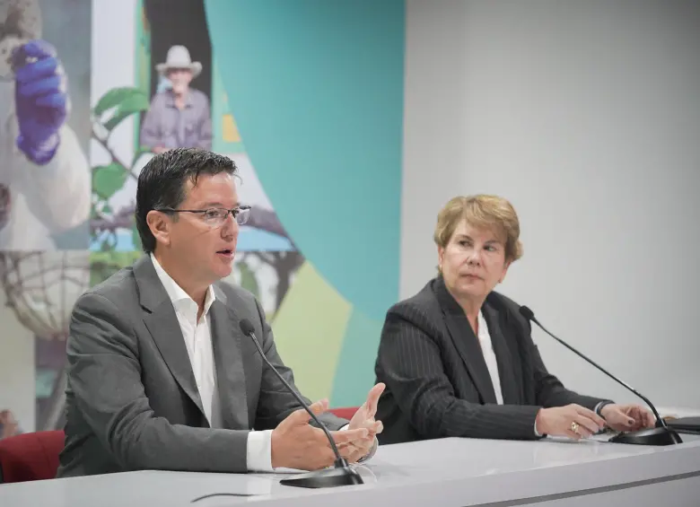 Germán Bahamón, gerente de la Federación Nacional de Cafeteros; y Vanúsia Nogueira, directora ejecutiva de la Organización Internacional del Café (OIC).