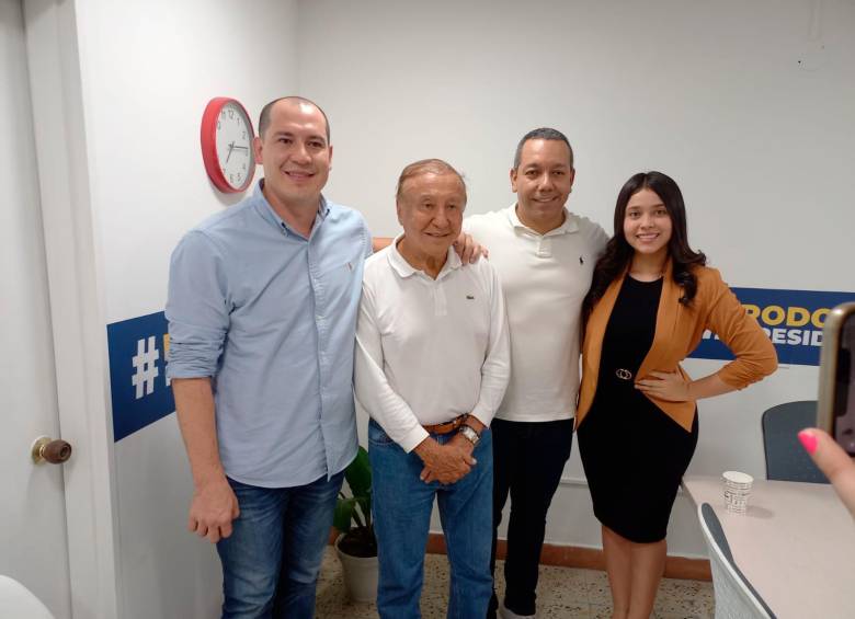 Camilo Londoño, representante a la Cámara por Antioquia; Rodolfo Hernández, candidato presidencial; Jonhy Jaramillo Montoya, empresario y señalado contratista de la Alcaldía; y Adriana Duarte, del equipo de Hernández. Todos durante la apertura de la sede de Hernández en Medellín.