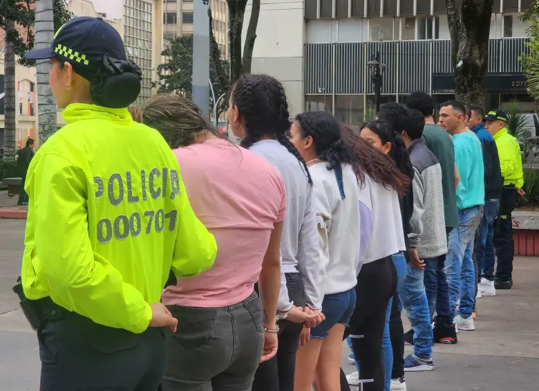 Capturados por microtráfico en Bogotá se burlan ante cámaras en rueda de prensa. Foto: Policía Nacional 