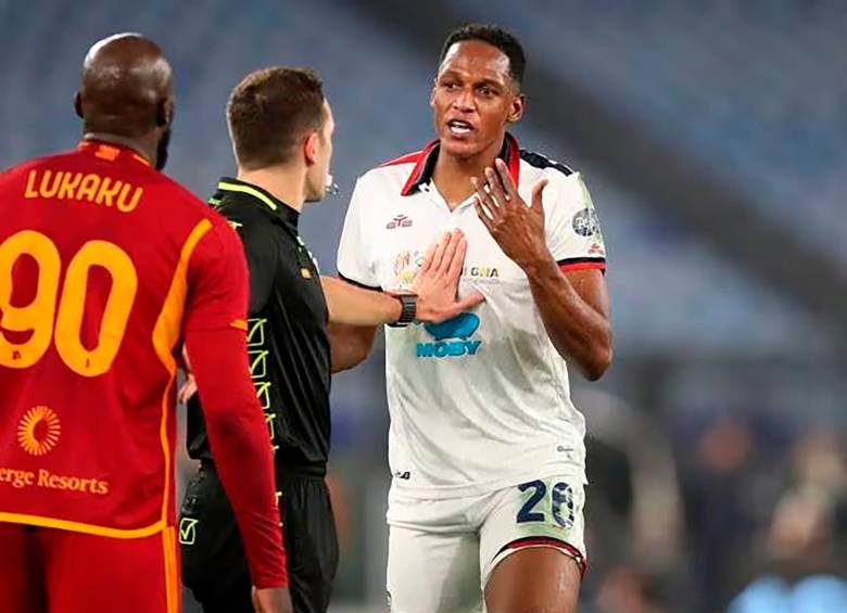 Yerry Mina, enfrentándose contra Romelu Lukaku. El cagliari perdió 4-0 en su visita a Roma. FOTO GETTY 