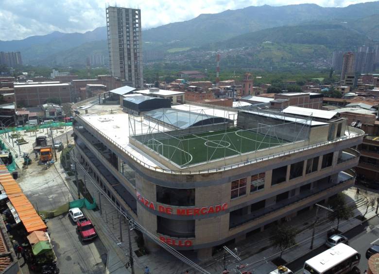 La renovada Plaza de Mercado de Bello, con su cancha sintética en la parte superior. FOTO Alcaldía de Bello.
