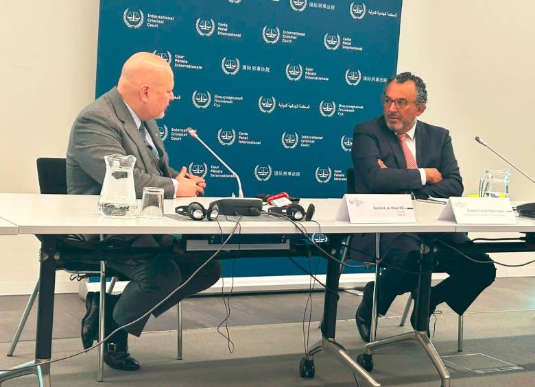 El fiscal de la Corte Penal Internacional, Karim Khanv (izquierda) y el presidente de la Jurisdicción Especial para la Paz, Roberto Carlos Vidal. FOTO: CORTESÍA