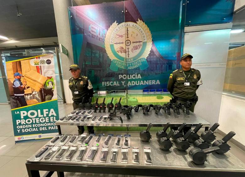 La Policía le incautó al oficial en El Dorado, en Bogotá, 55 cargadores de pistola y siete adaptadores tipo fusil. FOTO cortesía