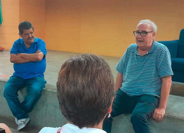 Fernando Avendaño, director del festival (izq.), y Pablo Díaz, en un conversatorio con los asistentes a la proyección de ‘La noche de los lápices’. FOTO EL COLOMBIANO