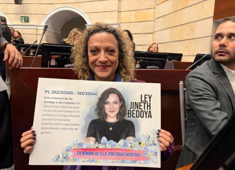 A una semana de terminar el periodo legislativo, la periodista Jineth Bedoya recibió una de las reparaciones que pidió la CIDH al Estado colombiano por el abuso que sufrió a inicio del siglo. FOTO: SENADO DE LA REPÚBLICA.
