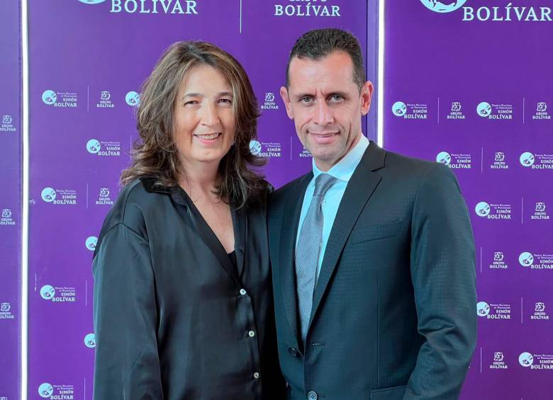 Luz María Sierra y Manuel Saldarriaga en la ceremonia del Premio Nacional de periodismo Simón Bolívar. FOTO EL COLOMBIANO