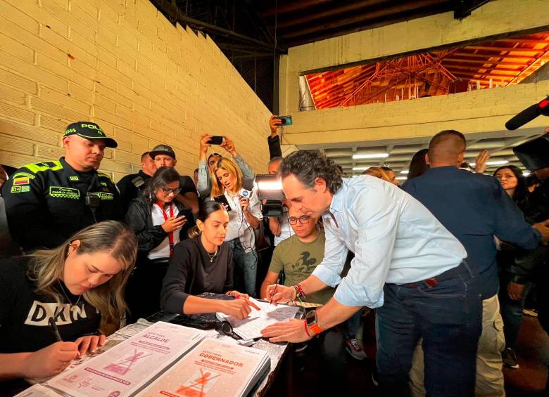 El exalcalde de Medellín y de nuevo aspirante al cargo, salió a ejercer su derecho al voto. Foto: Julio Herrera.