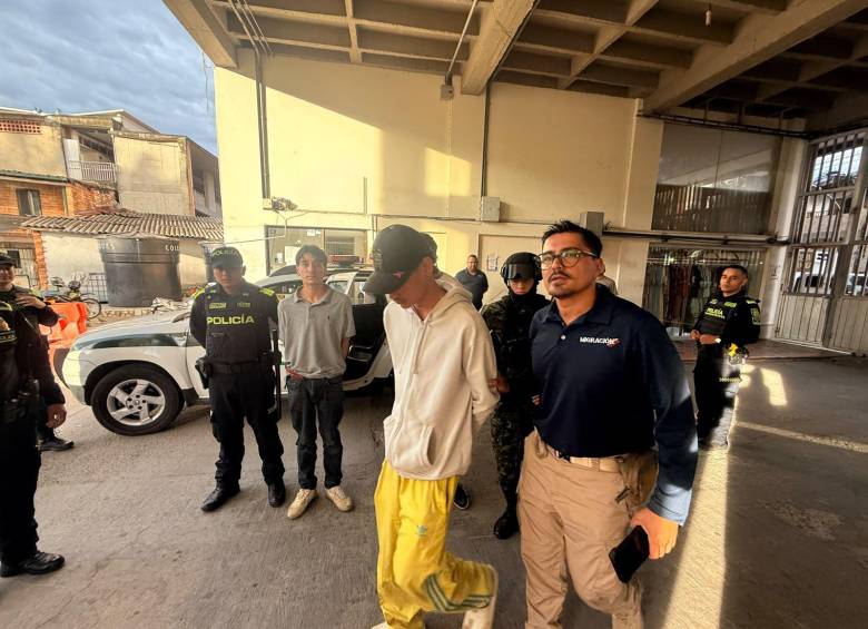 La intervención se realizó en Barrio Antioquia y el Parque Lleras, como parte de las verificaciones migratorias que Migración Colombia adelanta en distintos puntos de Antioquia. Foto: Cortesía