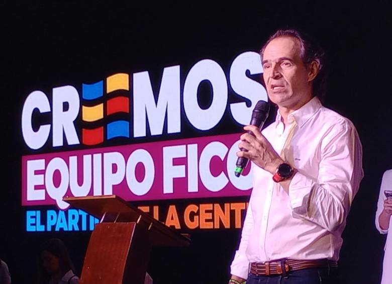 Federico Gutiérrez, exalcalde de Medellín, durante el acto de entrega de avales. FOTO: Manuel Saldarriaga