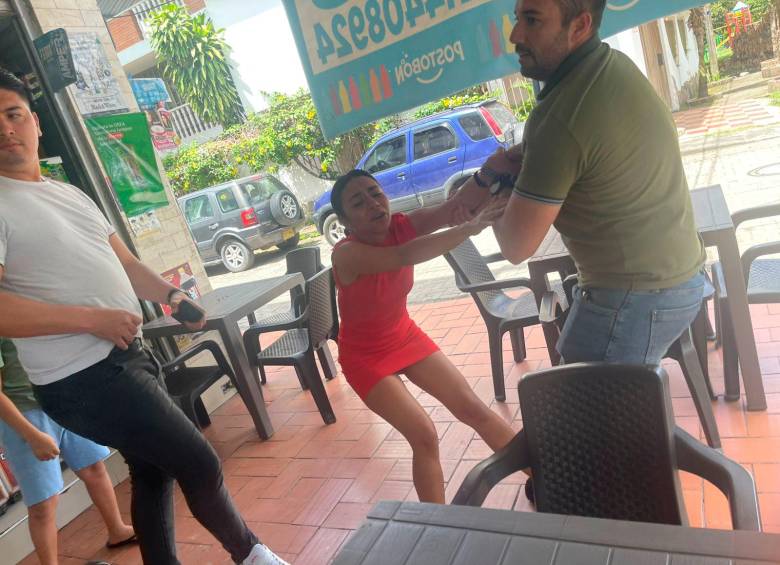Una de las implicadas, María Teresa Londoño Herrera (“la Mona”), trató de resistirse a la captura en un establecimiento público, pero finalmente fue sometida. FOTO: CORTESÍA INTERPOL COLOMBIA.