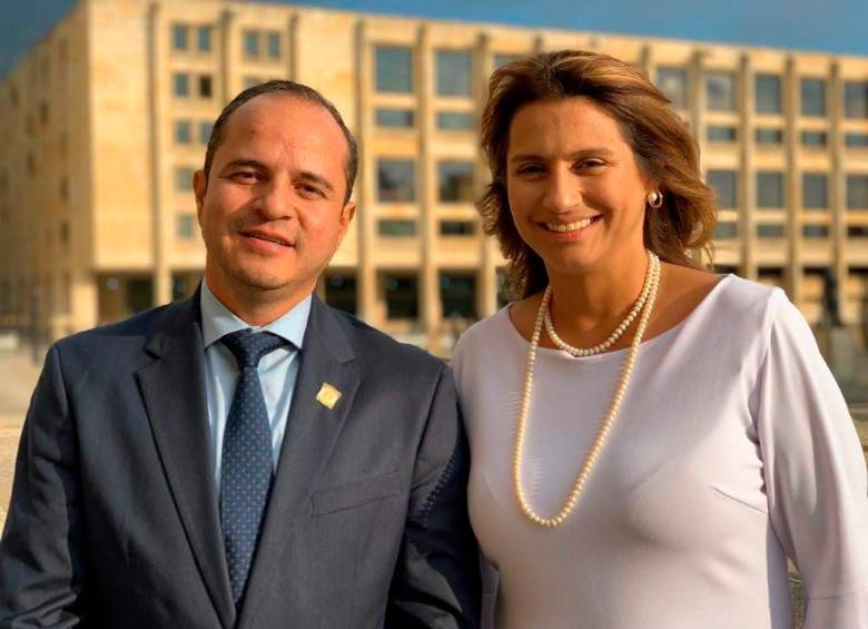 Juan Espinal y Paola Holguin manifestaron que el presidente debe dar la cara ante la comunidad internacional y acogerse a la Constitución. FOTO: CORTESÍA