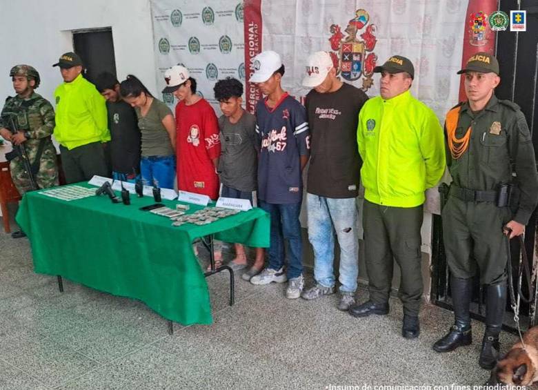 Los seis detenidos junto al material incautado por las autoridades.