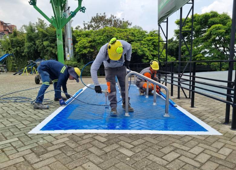 Obreros del Distrito dan los detalles finales a uno de los nuevo cicloparqueaderos de la ciudad. FOTO: Cortesía