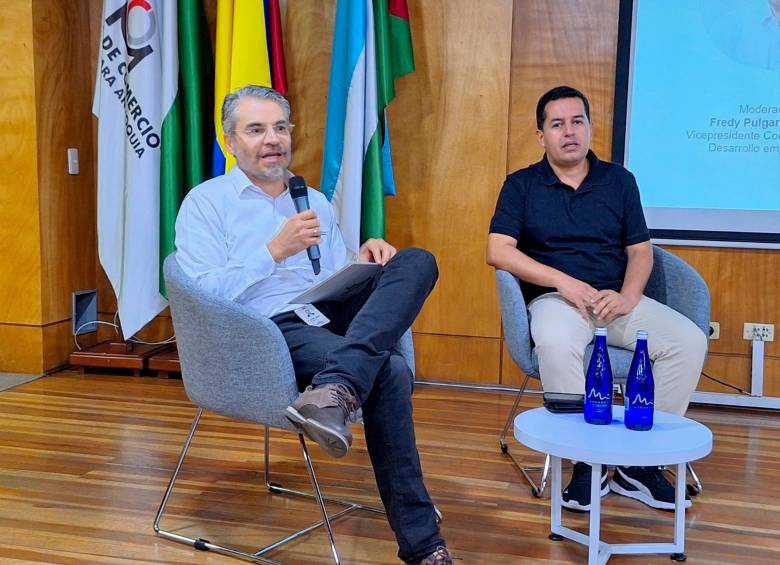 Fredy Pulgarín (izq.), vicepresidente de Competitividad y Desarrollo Empresarial de la Cámara de Comercio de Medellín; y Jorge Alexánder Castrillón, gerente de la empresa Estrategia BPO, estuvieron en la apertura del Centro de Transformación Digital. FOTO tomada de X