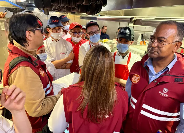La inspección del Ministerio de Trabajo se realizó tras la falla de una máquina de humo en el restaurante que causó quemaduras a nueve personas. Foto: MinTrabajo