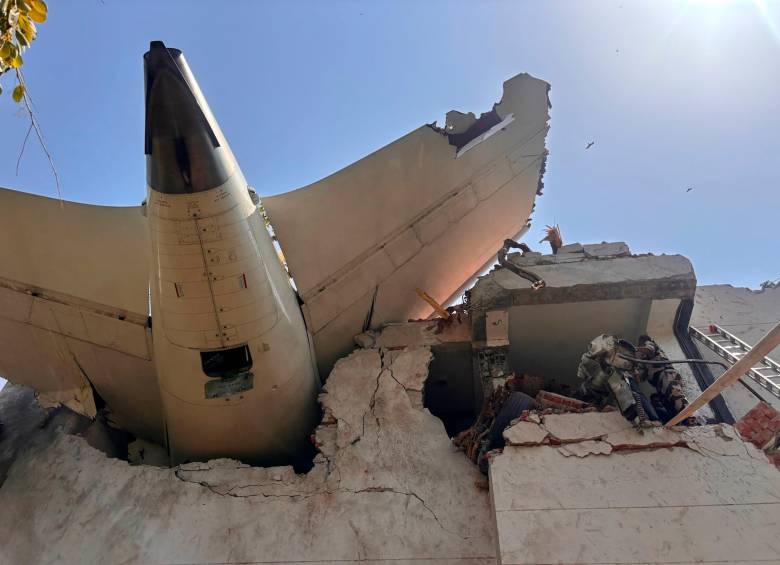 Un avión se estrelló cuando despegó del aeropuerto internacional Sardar Vallabhbhai Patel en Ahmedabad, India. FOTOS: GETTY