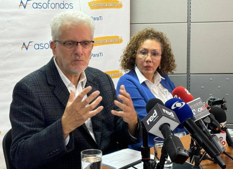 Santiago Montenegro, presidente de Asofondos, en rueda de prensa, luego de aprobación de la reforma pensional en Cámara. FOTO: Cortesía.