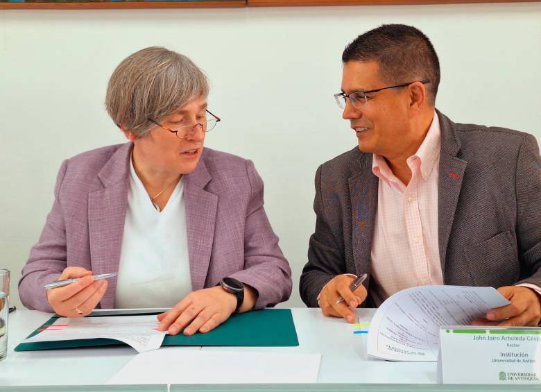 Los rectores de ambos centros de formación e investigación firmaron el convenio marco de doble titulación este lunes en Medellín. FOTO CORTESÍA UDEA