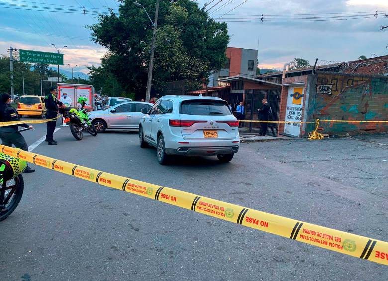 Dentro de esta camioneta dejaron el cuerpo de un hombre asesinado en la vía a Amagá y obligaron a su conductor a llevarlo a Medicina Legal. FOTO: CORTESÍA