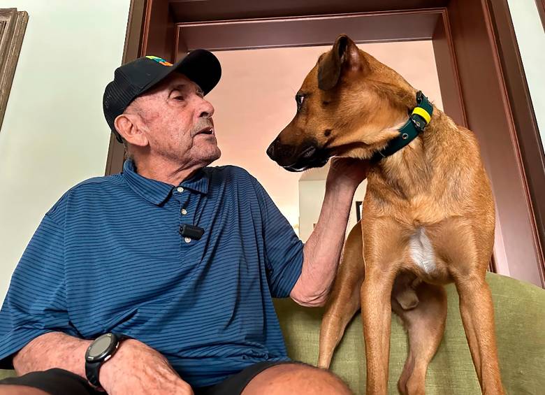 Martín con uno de sus fieles amigos: su perro Félix. “Es muy juguetón, me hace sentir muy feliz”, dijo Cochise. FOTO Andrés Duque Gutiérrez