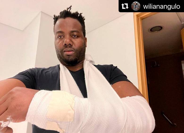 El cantante Willian Angulo de Herencia de Timbiquí se fracturó su brazo izquierdo luego de caerse en uno de sus conciertos en Cundinamarca. FOTO: REDES SOCIALES