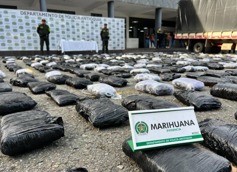 Los 652 paquetes de marihuana estaban camuflados en la mercancía de un camión que entraba a Medellín. FOTO: Cortesía Policía Antioquia
