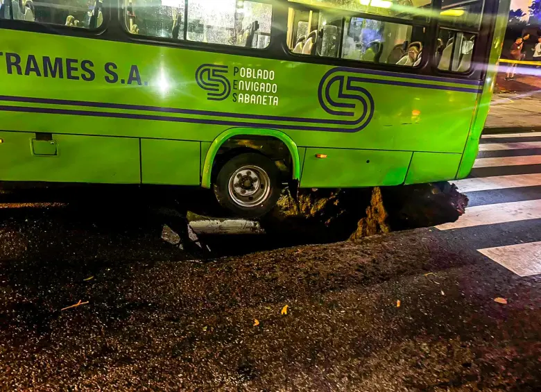 La socavación se abrió en la Avenida El Poblado, en el punto de cobertura de la quebrada La Presidenta. FOTO CAMILO SUÁREZ