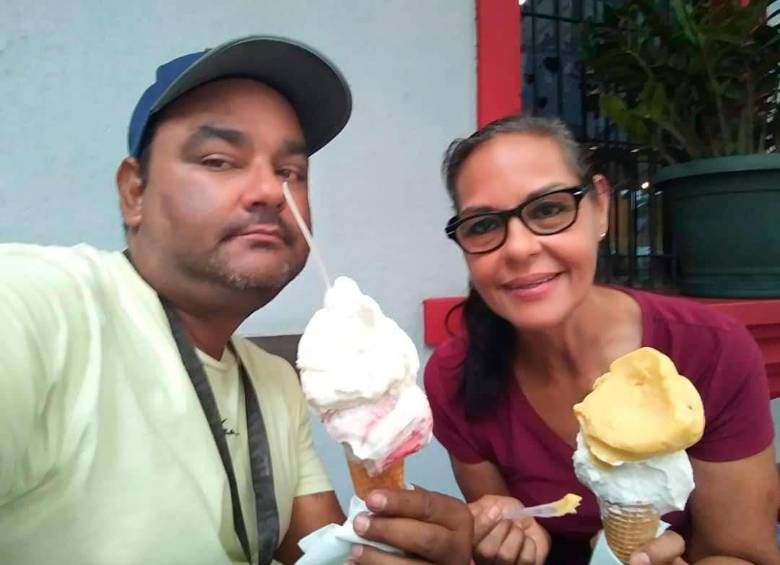 Freddy Lira le celebró el cumpleaños a su madre el pasado 24 de junio, cuatro días antes de iniciar el viaje que lo llevaría a la travesía por el Tapón del Darién. FOTO: Cortesía